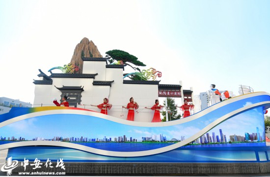 “美好安徽”彩車(chē)：展現多姿多彩的徽風(fēng)皖韻，奏響爭當改革先鋒的時(shí)代強音